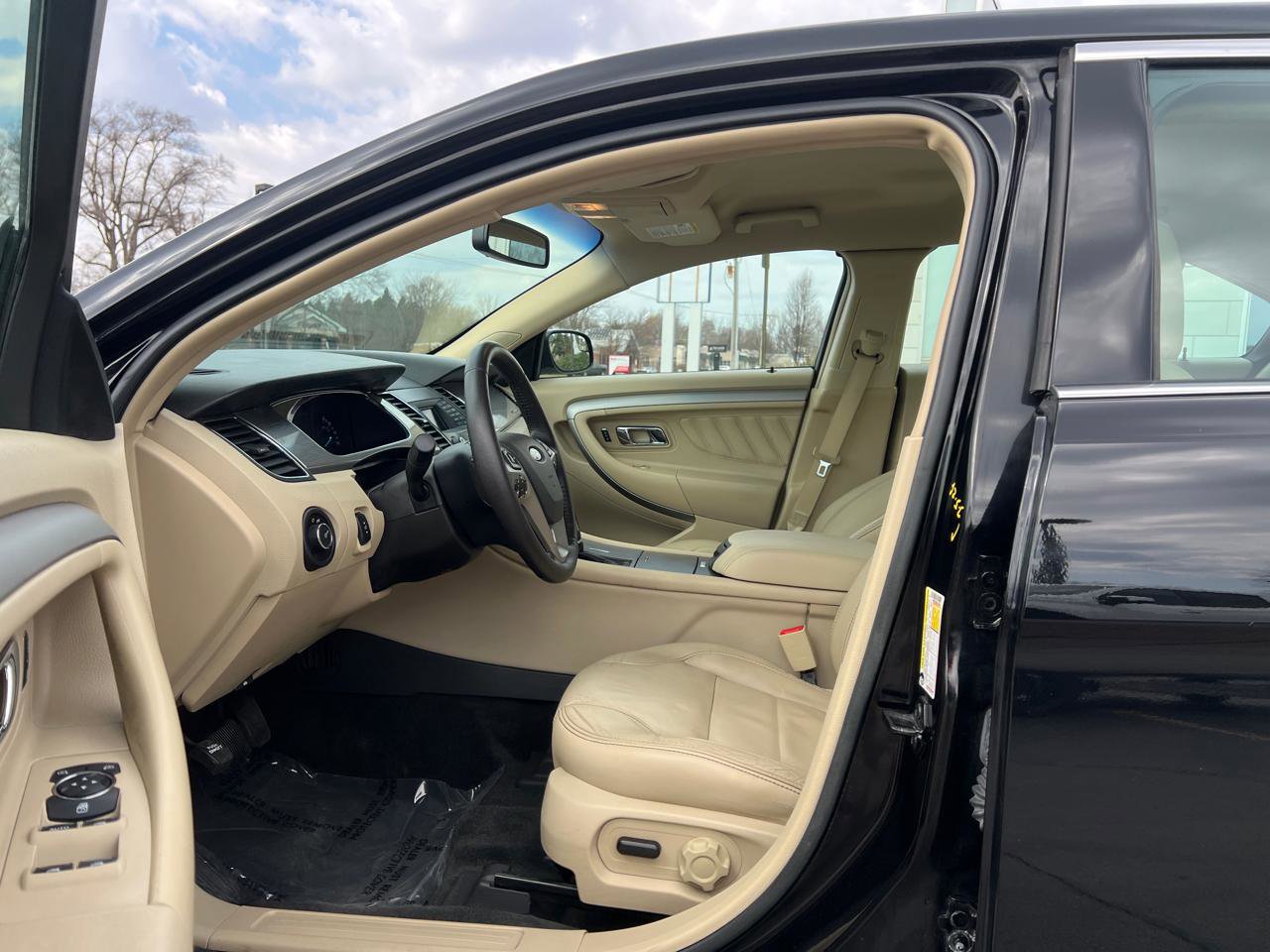 Used 2017 Ford Taurus SEL FWD image 14