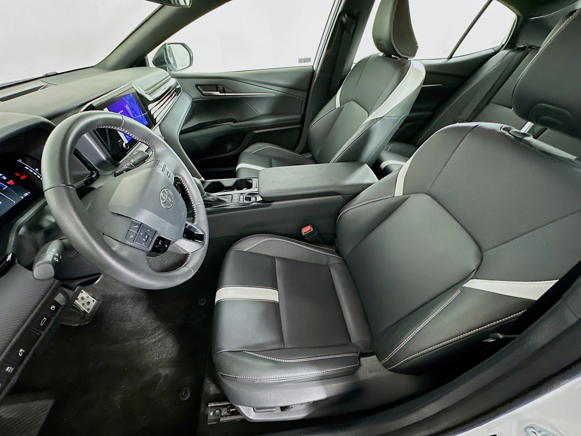 Used 2025 Toyota Camry SE image 13