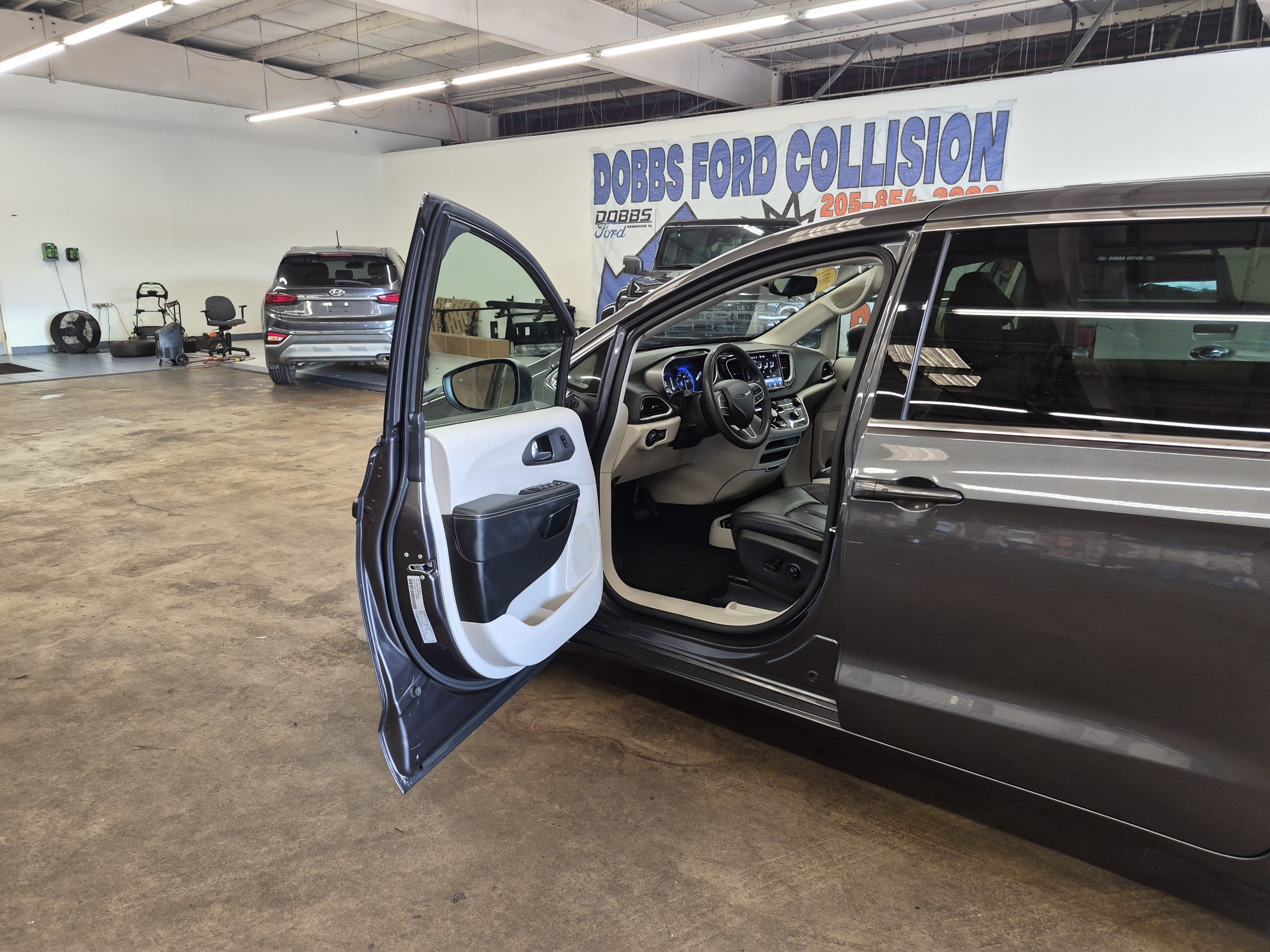 Used 2023 Chrysler Pacifica Touring-L FWD image 8
