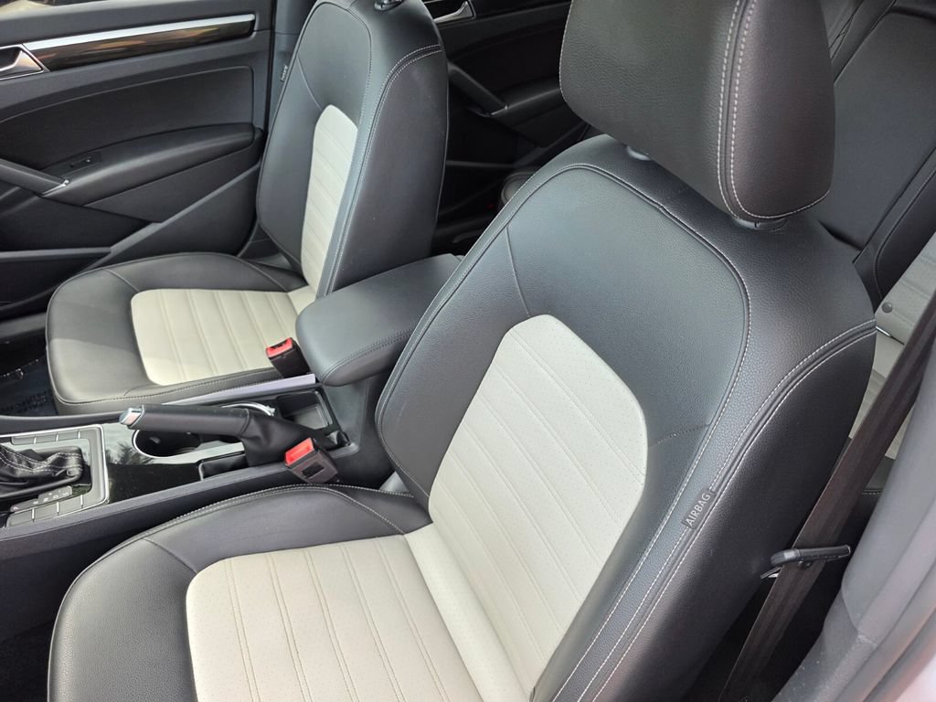 Used 2018 Volkswagen Passat 3.6 FWD image 11