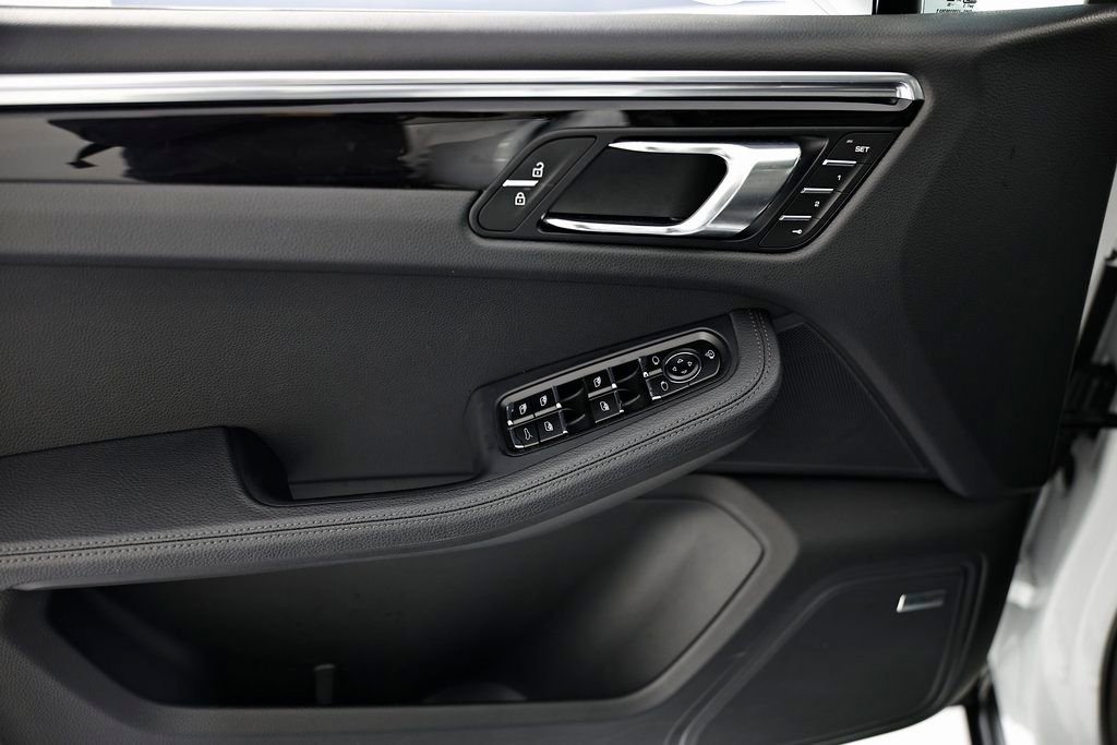 Certified 2025 Porsche Macan image 17