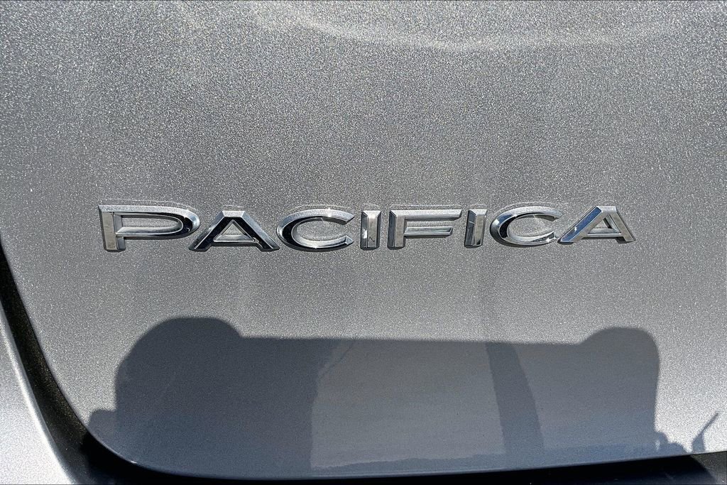 Used 2018 Chrysler Pacifica Touring-L image 25