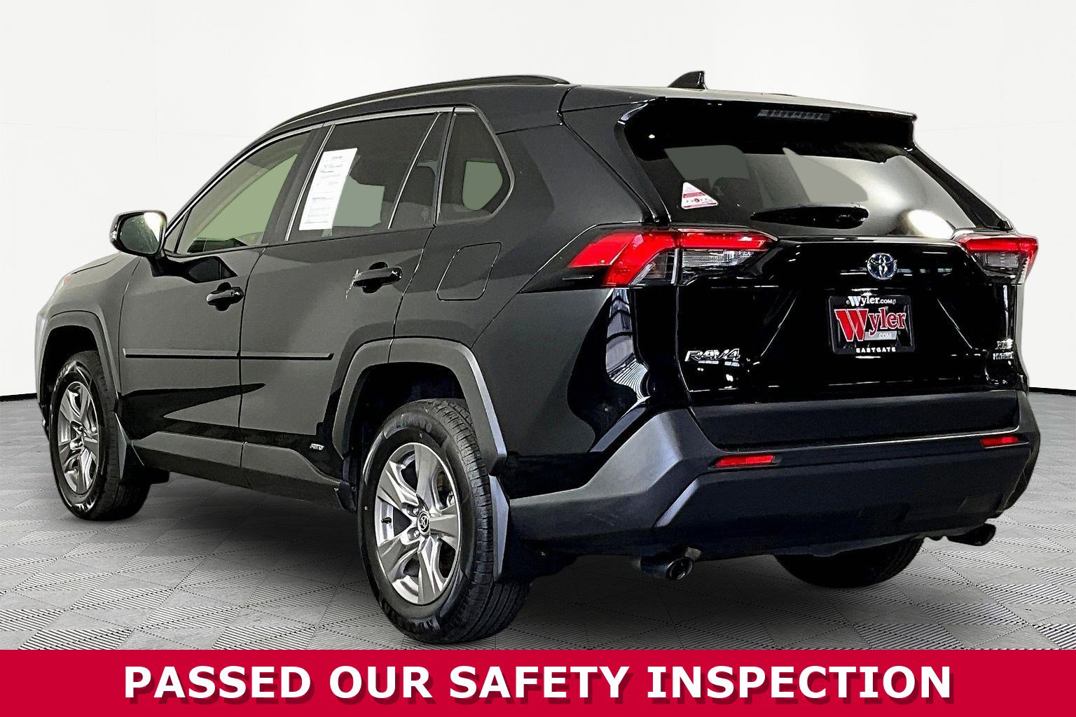 Used 2022 Toyota RAV4 XLE w/ Convenience Package AWD/4WD image 4