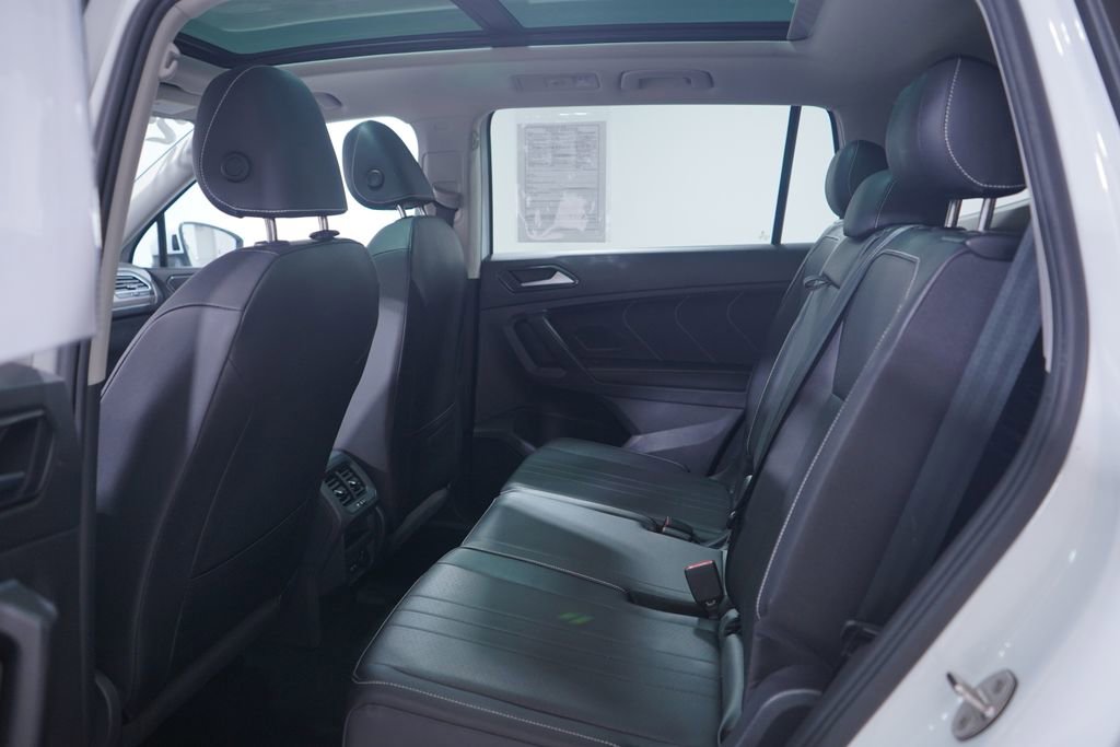 Used 2023 Volkswagen Tiguan SE w/ Panoramic Sunroof Package FWD image 9
