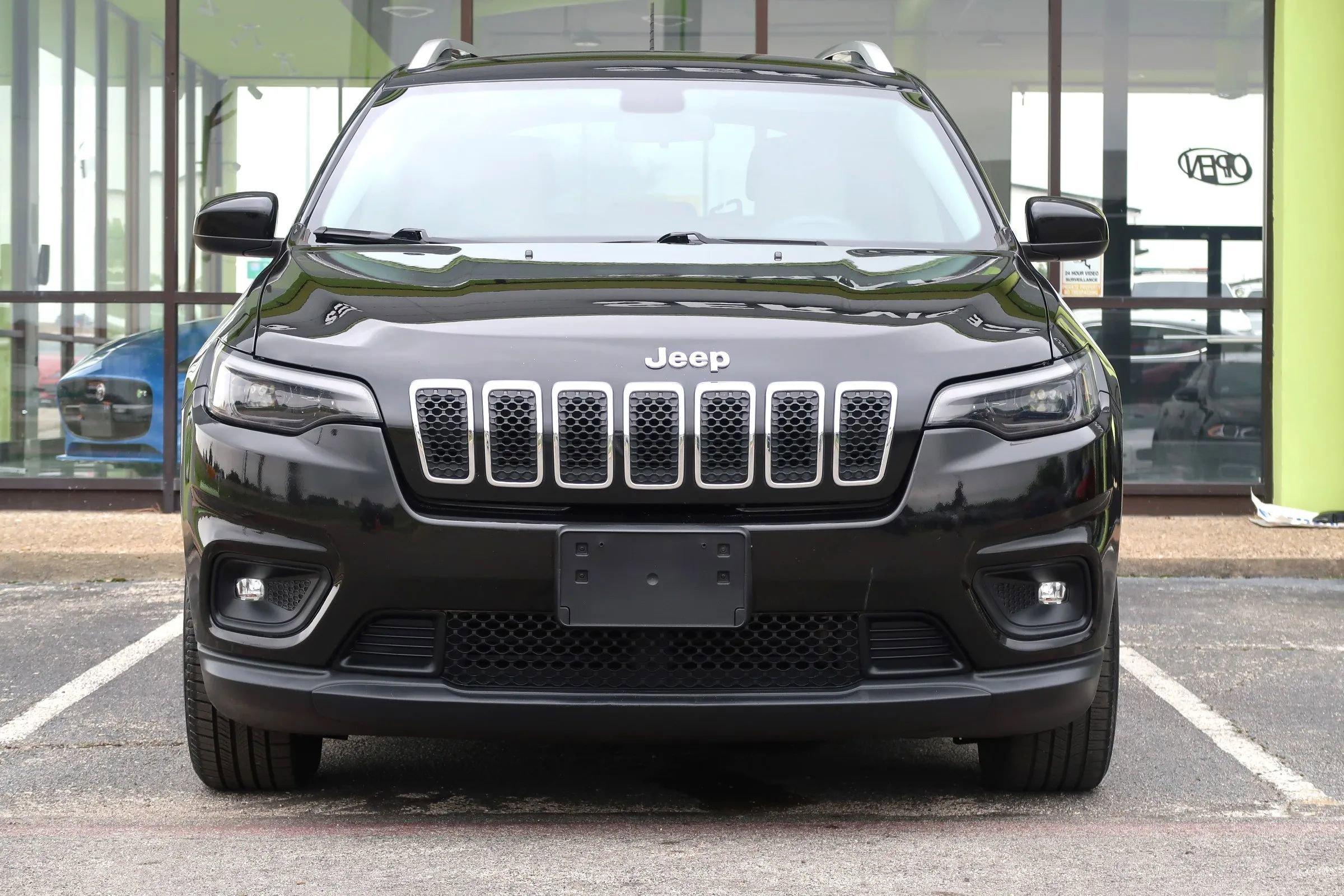 Used 2019 Jeep Cherokee Latitude w/ Popular Appearance Group FWD image 2