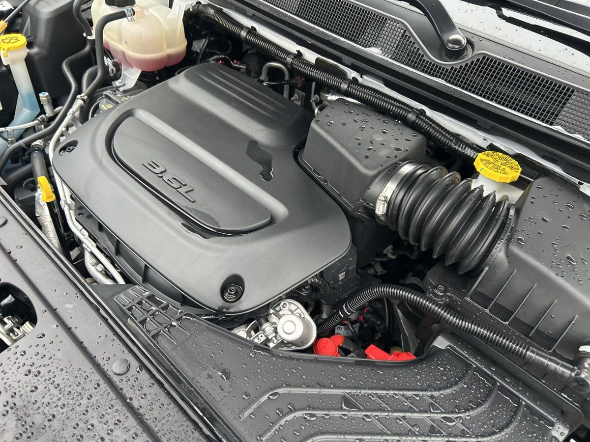 Used 2025 Chrysler Pacifica Select FWD image 43