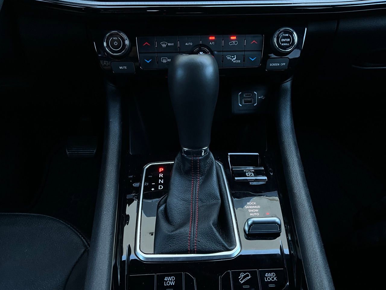 Used 2025 Jeep Compass Trailhawk image 24