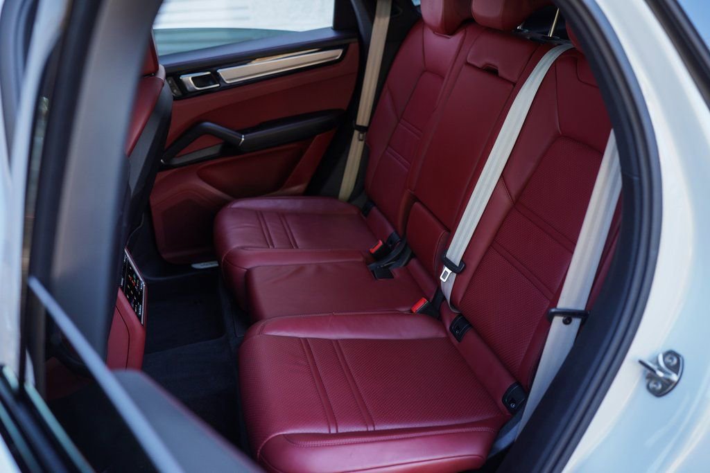 Used 2023 Porsche Cayenne Platinum Edition image 24