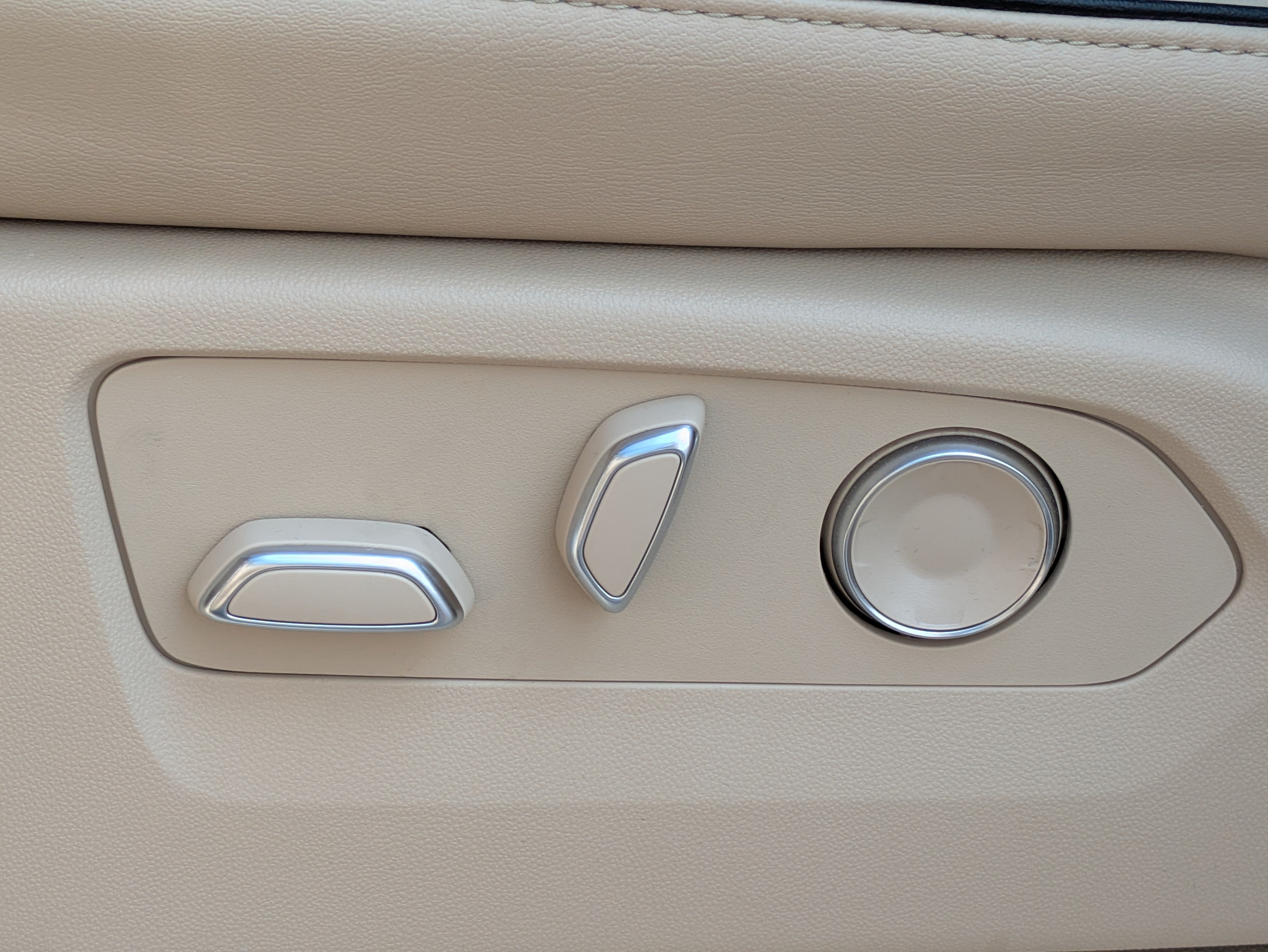 Certified 2024 Cadillac Escalade Premium Luxury w/ Performance Package AWD/4WD image 19