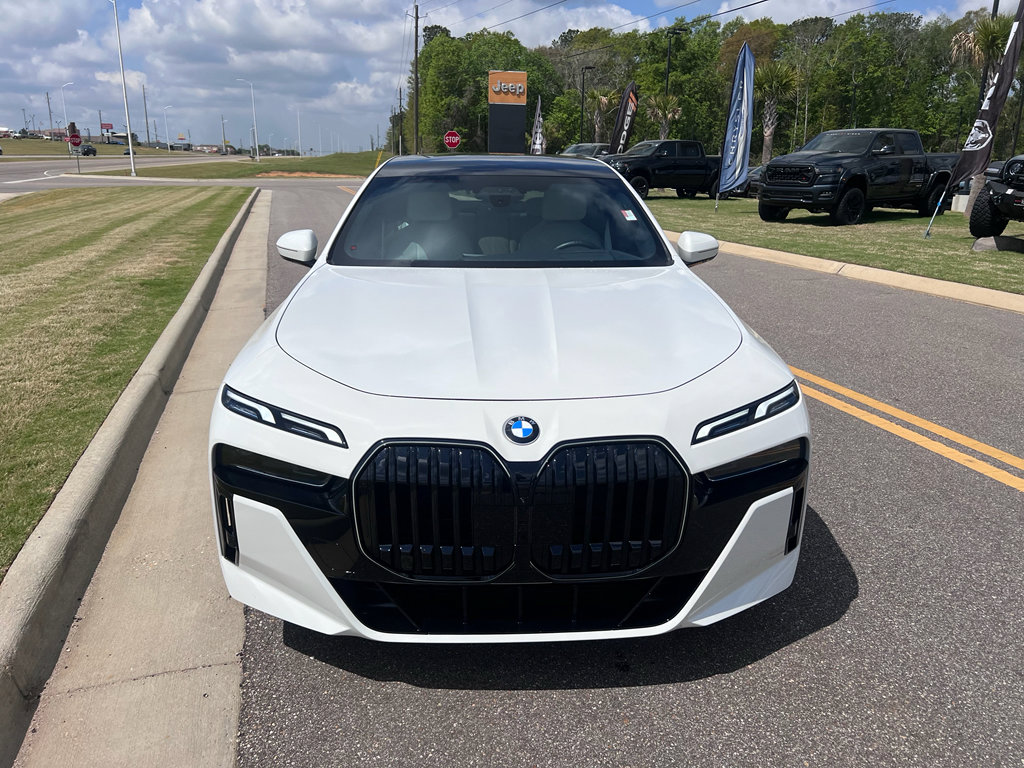 Used 2025 BMW 740i image 2