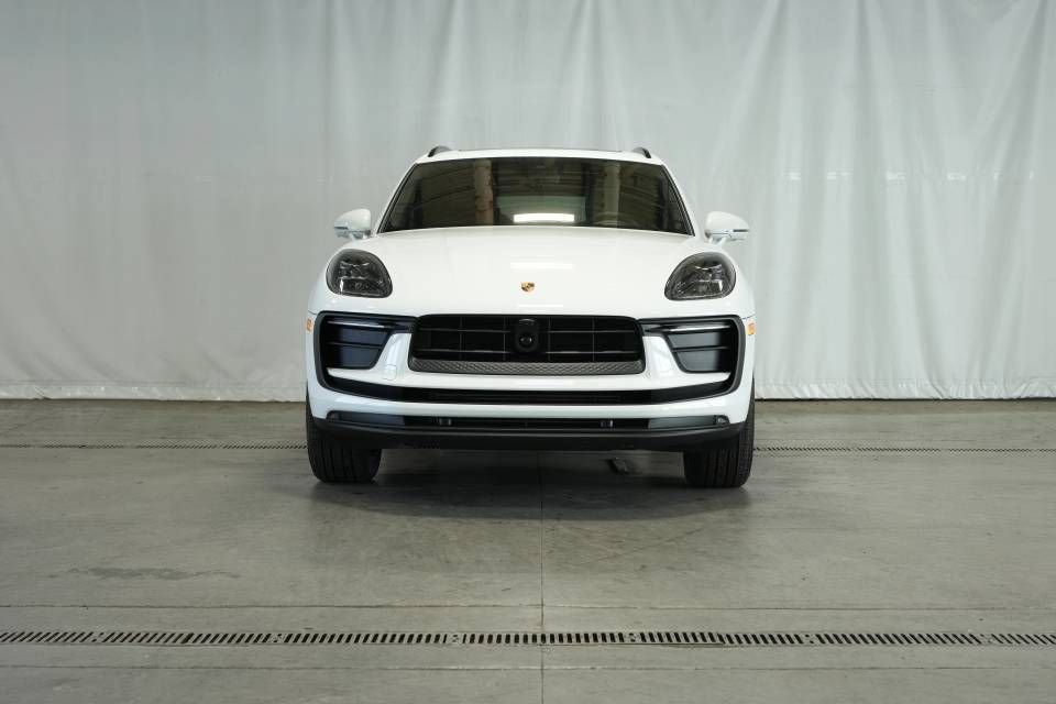 Certified 2025 Porsche Macan AWD/4WD image 10