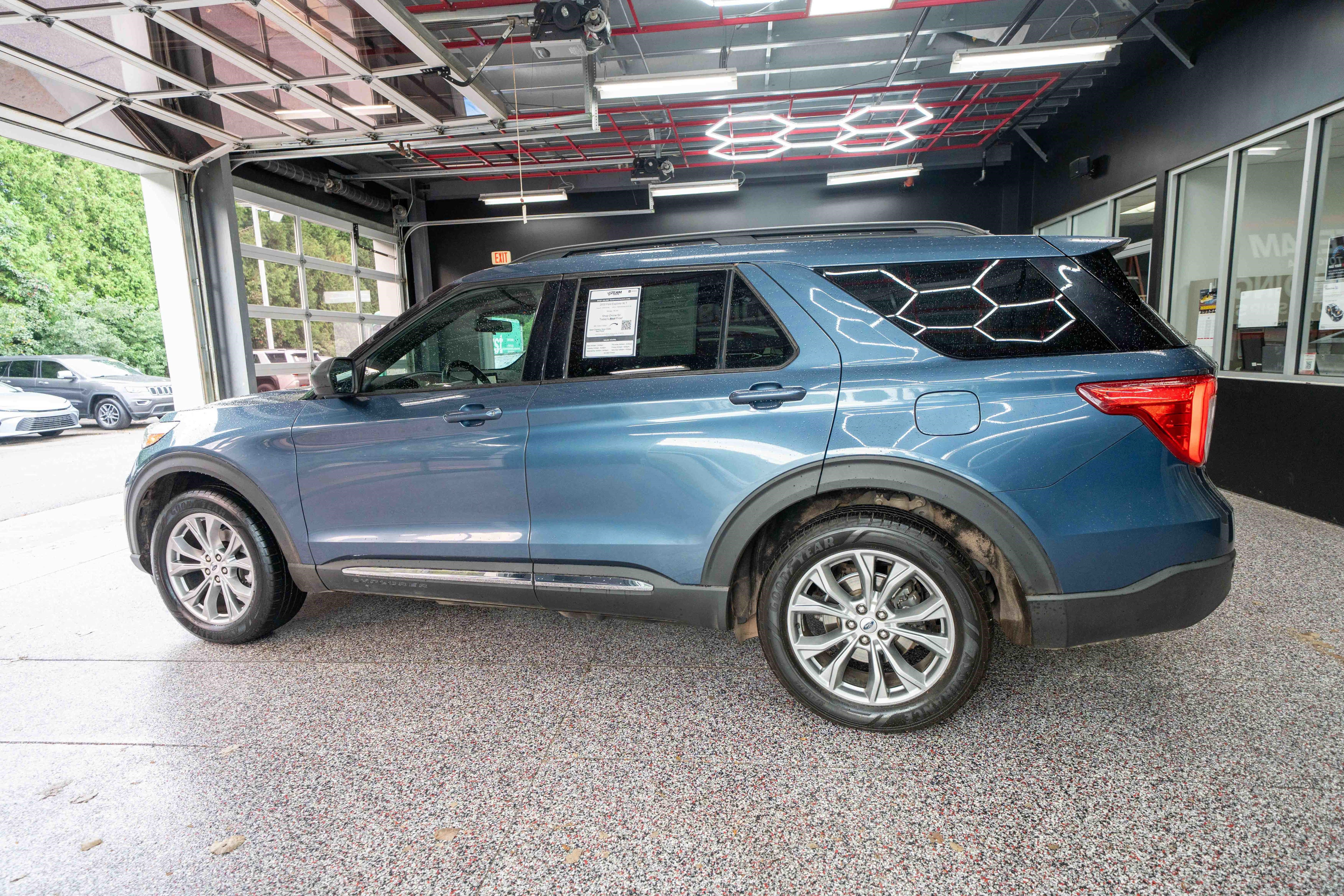 Used 2020 Ford Explorer XLT w/ Equipment Group 202A AWD/4WD image 2