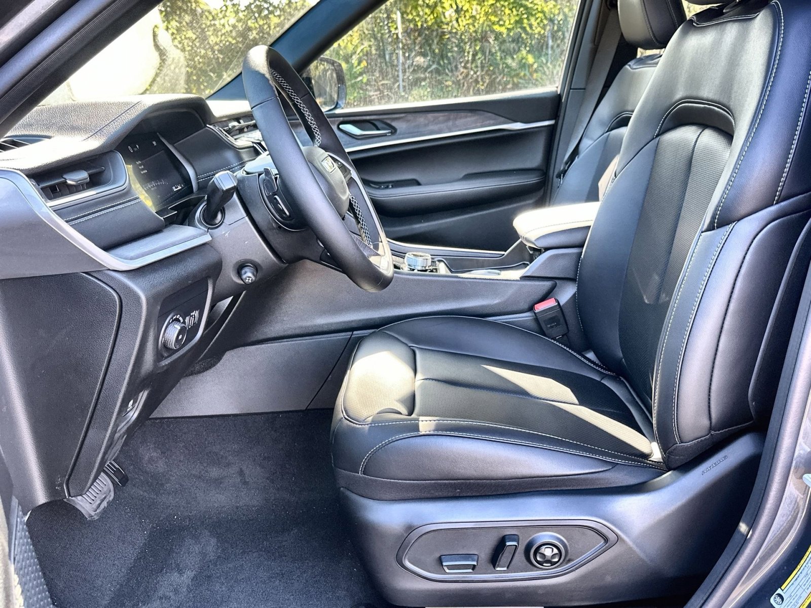 New 2025 Jeep Grand Cherokee Limited w/ Luxury Tech Group II image 13