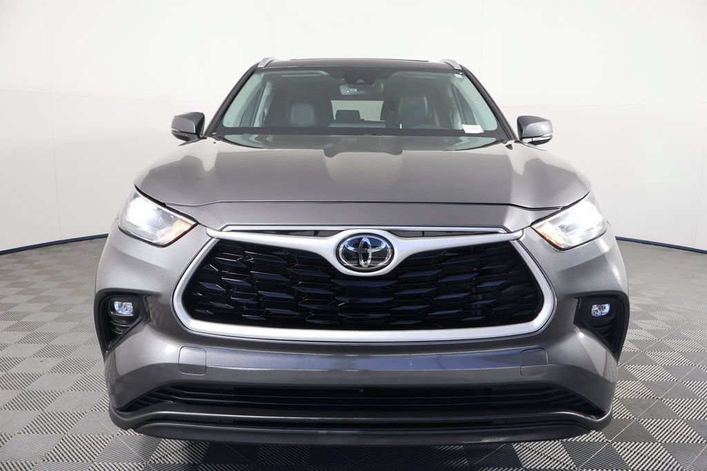 Used 2023 Toyota Highlander XLE FWD image 2