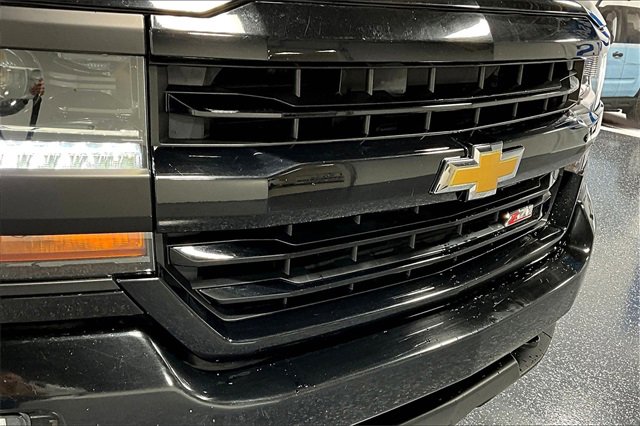 Used 2018 Chevrolet Silverado 1500 LT w/ Midnight Edition image 26