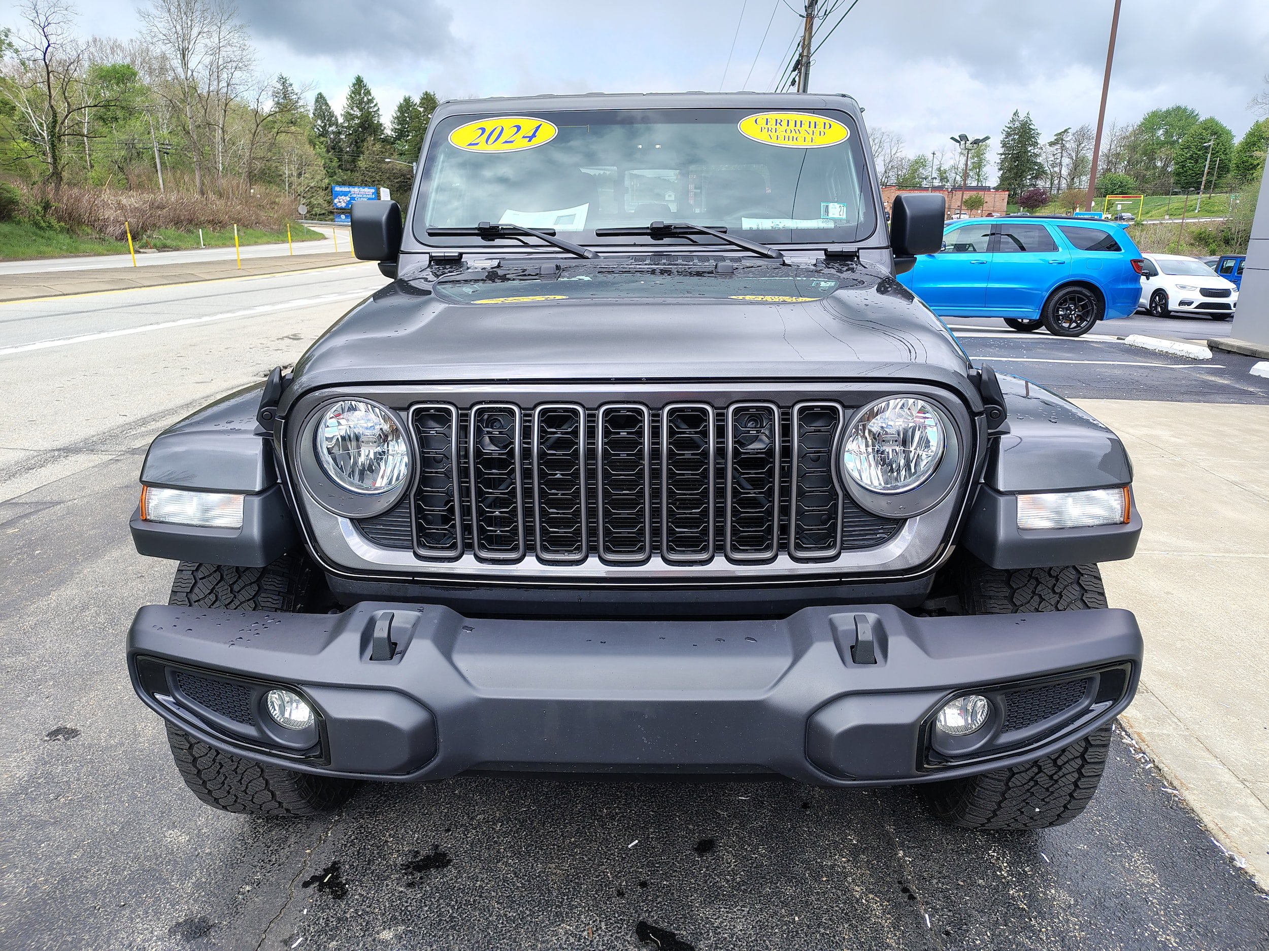 Used 2024 Jeep Gladiator Sport AWD/4WD image 3