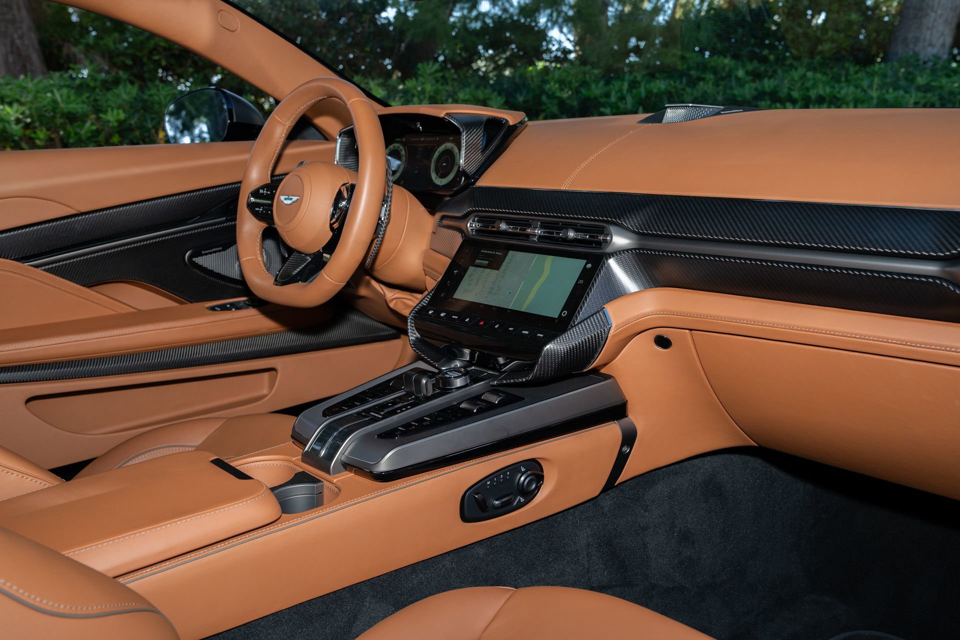 Used 2025 Aston Martin Vanquish RWD image 15