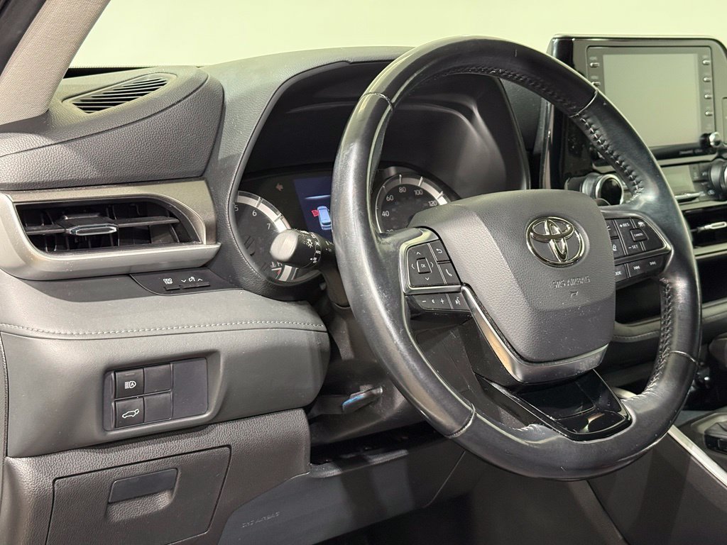 Used 2021 Toyota Highlander LE AWD/4WD image 17
