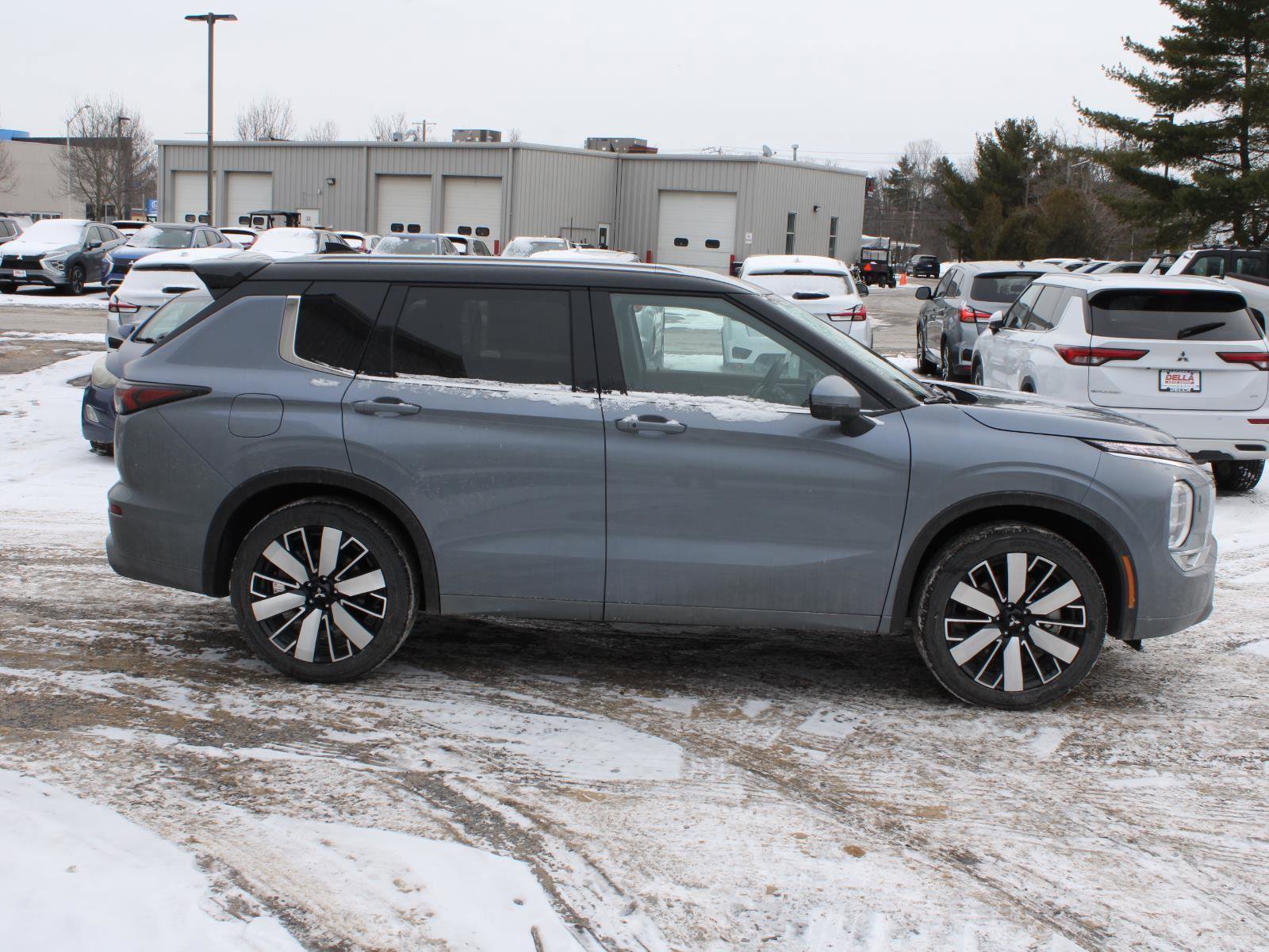 New 2026 Mitsubishi Outlander SEL image 4