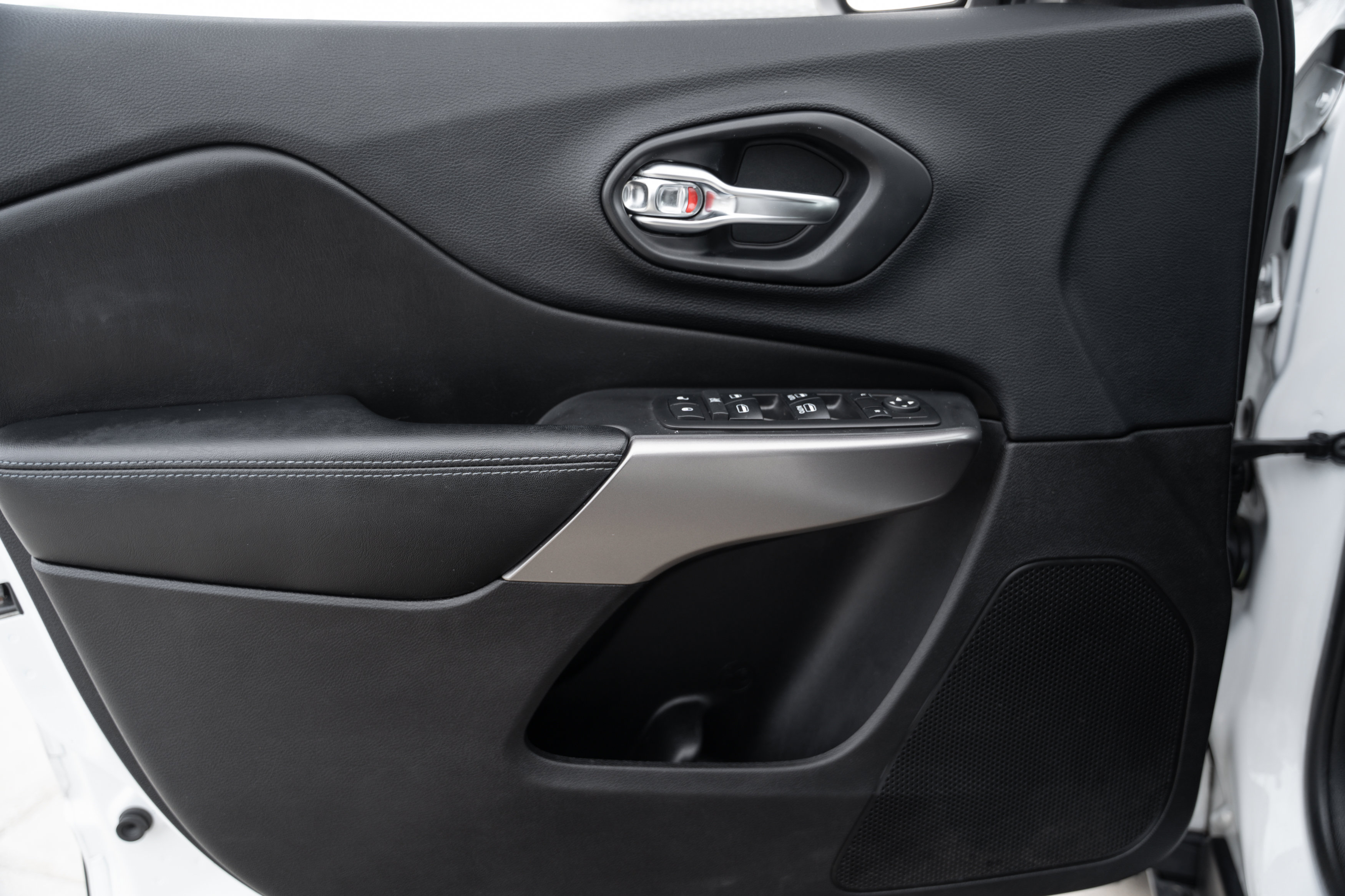 Used 2019 Jeep Cherokee Latitude Plus w/ Comfort/Convenience Group image 12