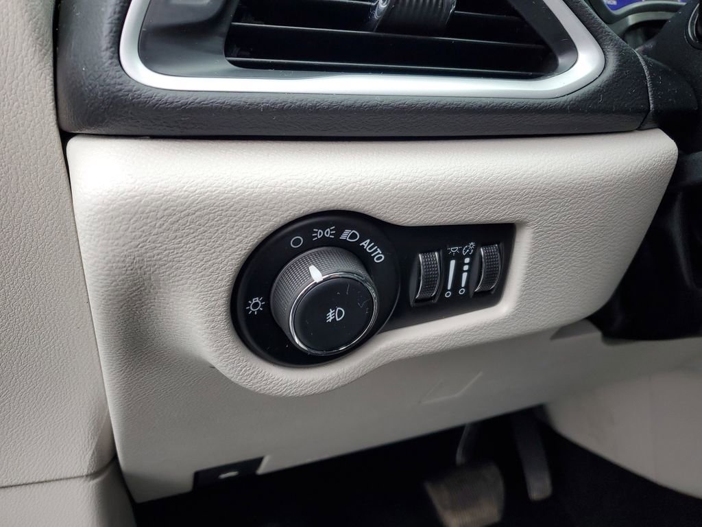 Used 2024 Chrysler Pacifica Touring-L image 13