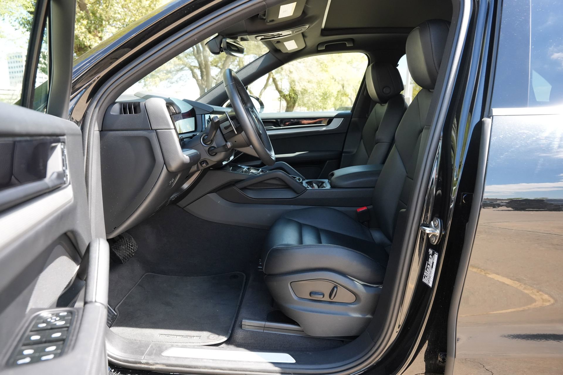 Used 2025 Porsche Cayenne image 16