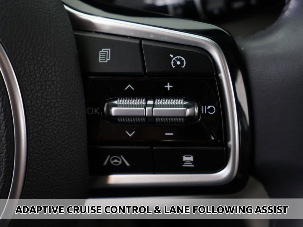 Used 2023 Kia Carnival EX FWD image 4
