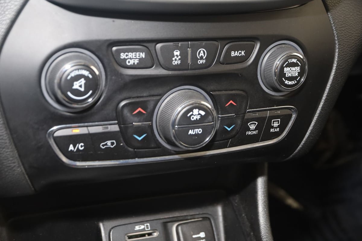 Used 2018 Jeep Cherokee Overland AWD/4WD image 27