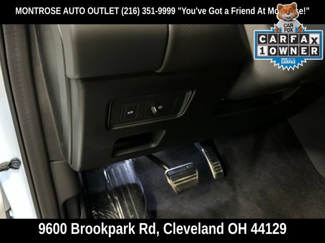 Used 2024 Land Rover Discovery Dynamic SE AWD/4WD image 17