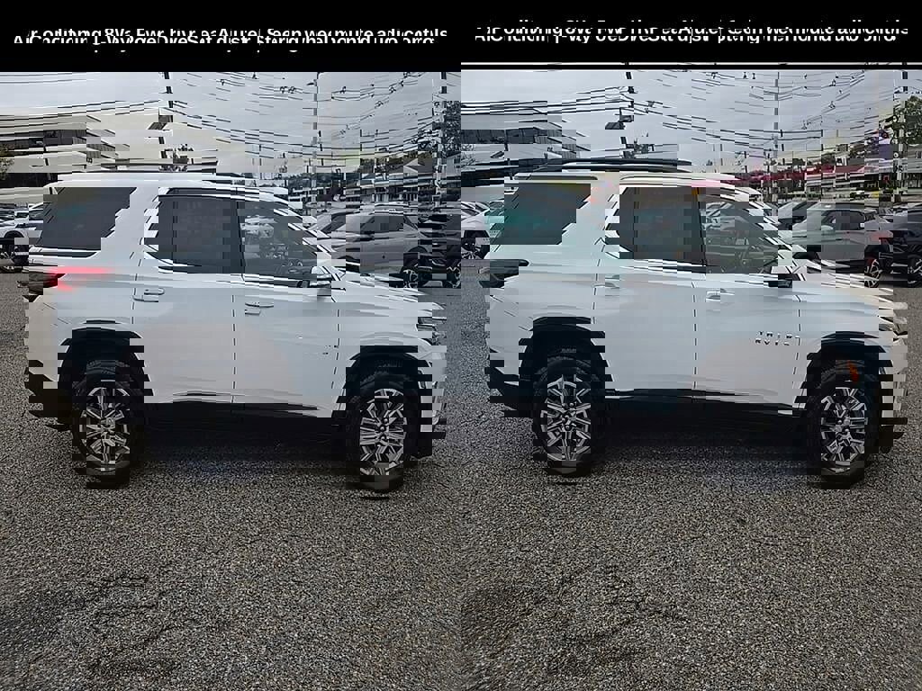 Used 2023 Chevrolet Traverse LT image 2