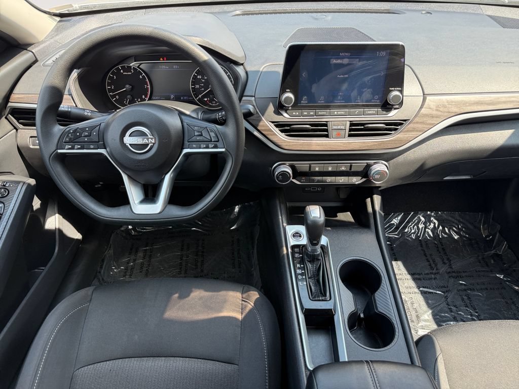 Used 2025 Nissan Altima 2.5 SV FWD image 10