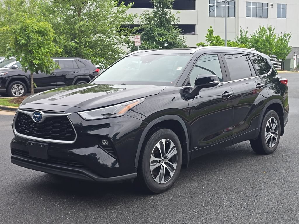 Used 2023 Toyota Highlander XLE AWD/4WD image 2