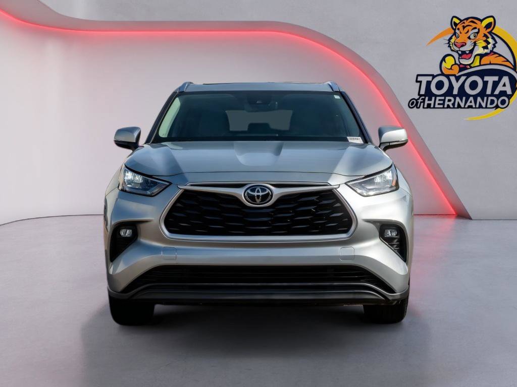 Used 2020 Toyota Highlander XLE FWD image 2