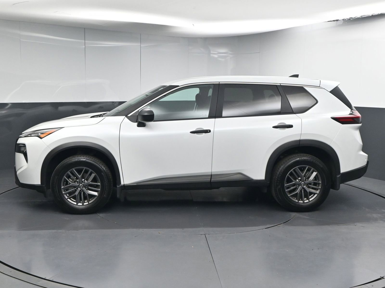 Used 2025 Nissan Rogue S image 4