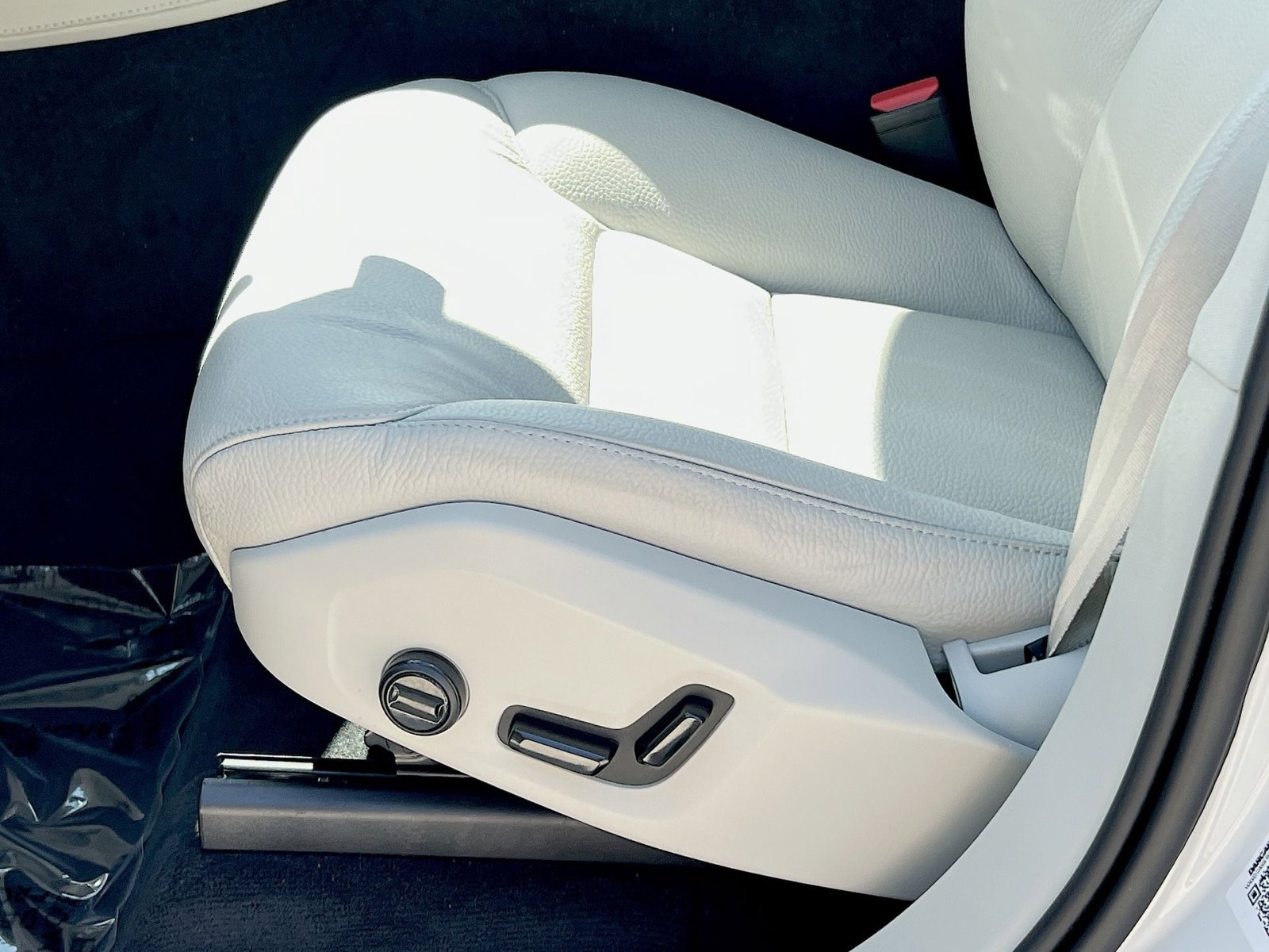 Certified 2025 Volvo XC90 T8 Plus w/ Protection Package Premier image 14