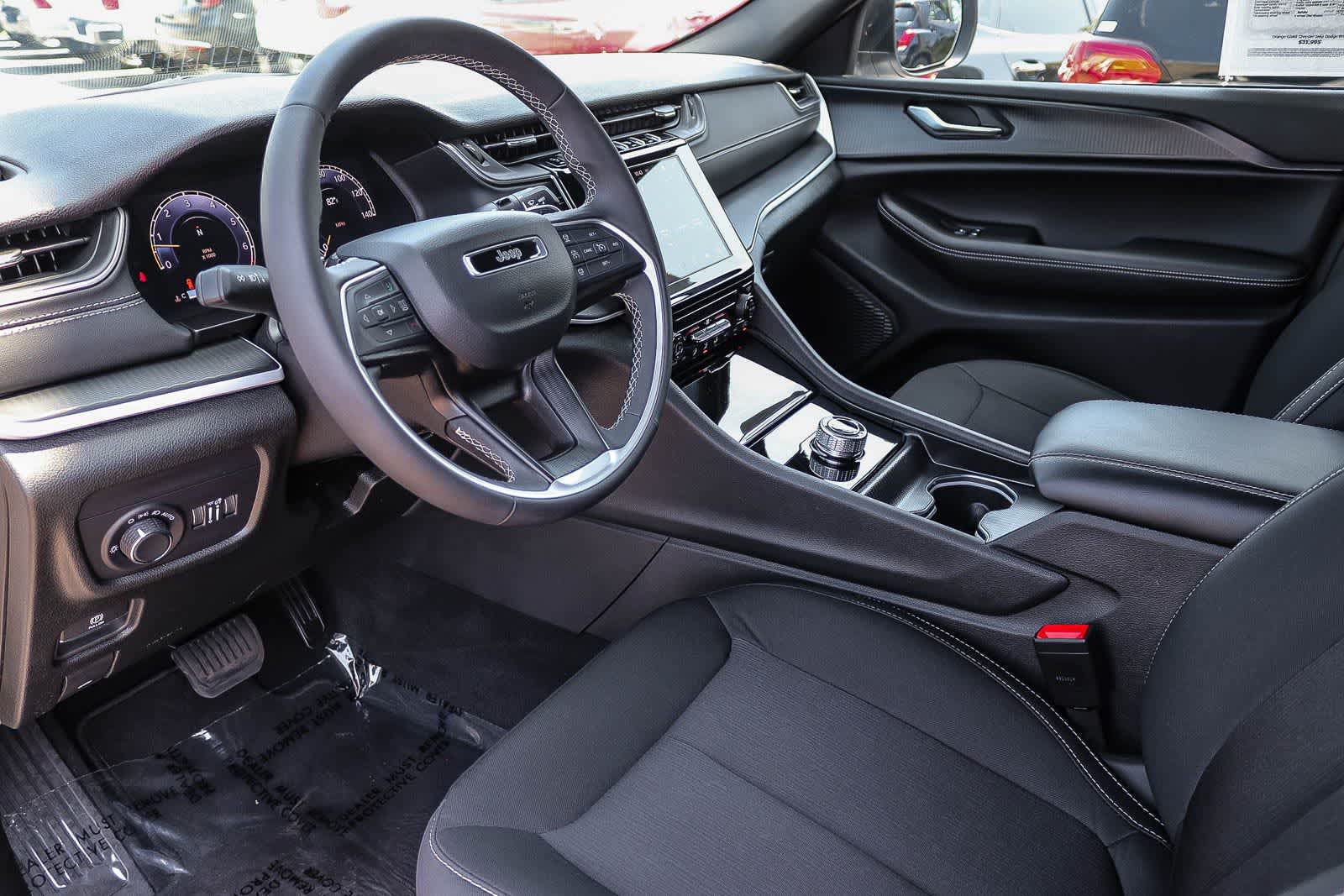 Used 2025 Jeep Grand Cherokee Laredo X RWD image 18