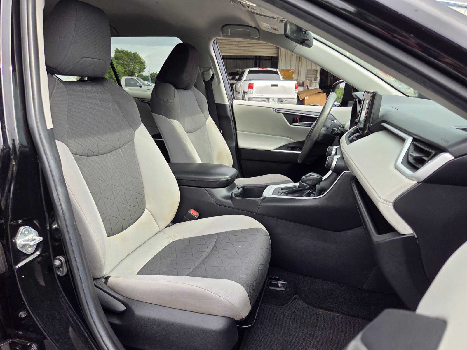 Used 2022 Toyota RAV4 XLE FWD image 18