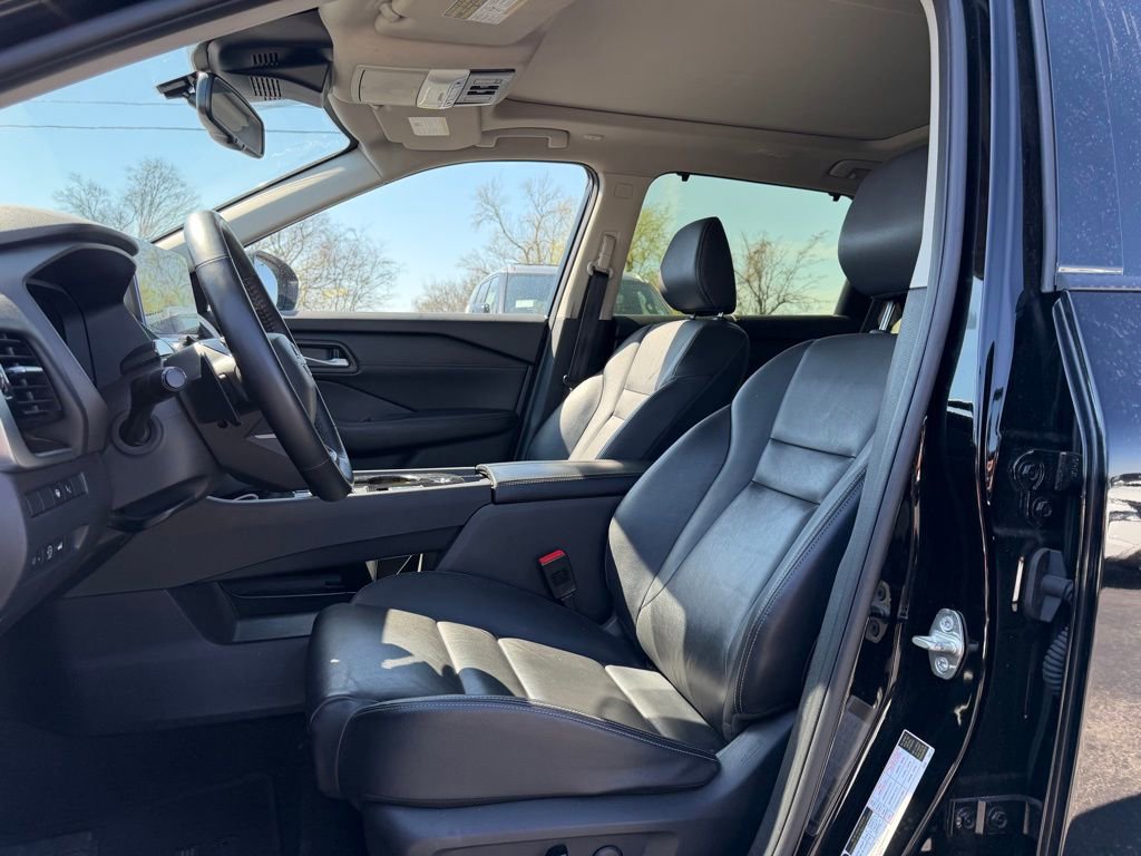 Used 2025 Nissan Rogue SL w/ Tech Package image 12