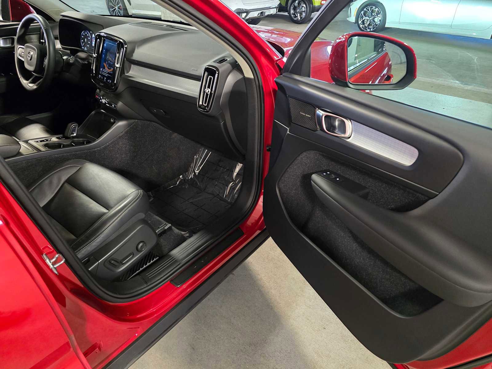 Used 2019 Volvo XC40 T5 Momentum image 31