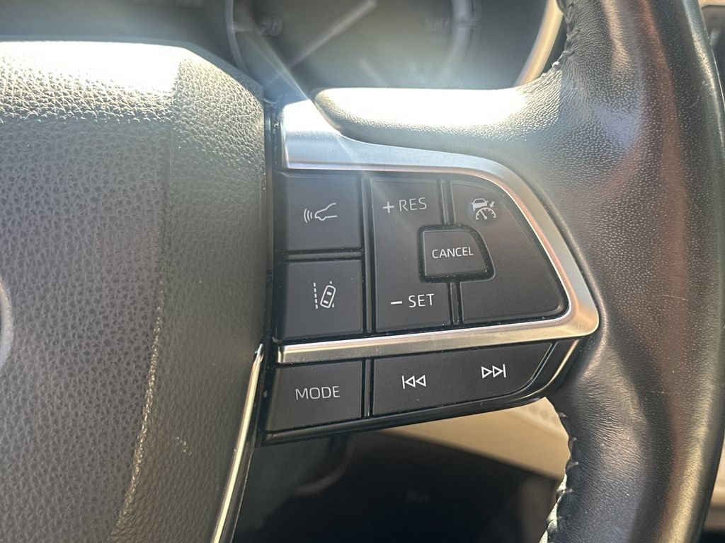Used 2020 Toyota Highlander XLE AWD/4WD image 25
