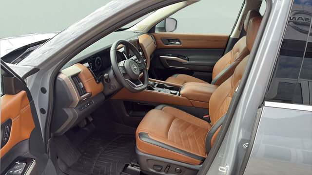 Certified 2025 Nissan Pathfinder Platinum AWD/4WD image 9