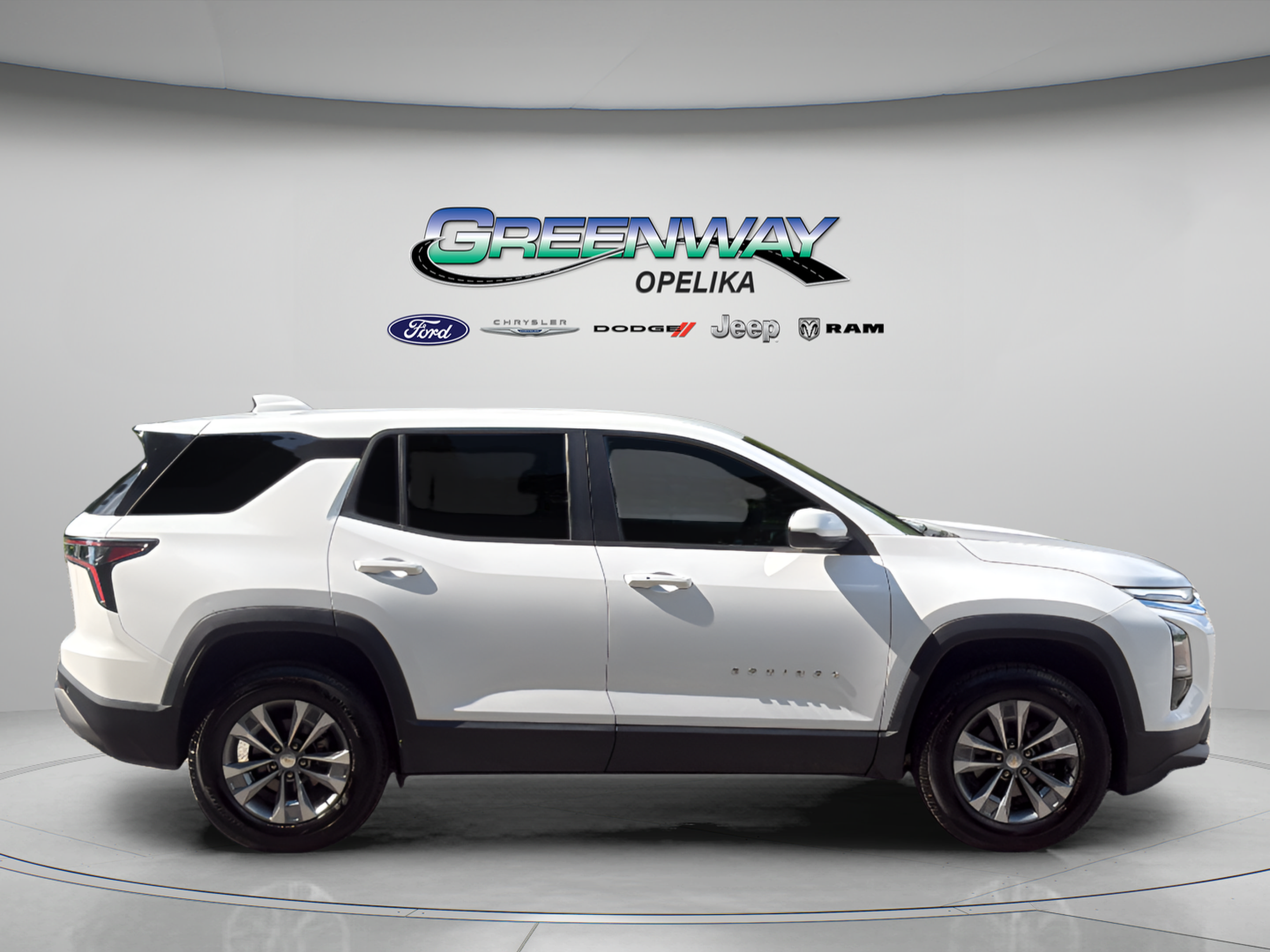 Used 2025 Chevrolet Equinox LT AWD/4WD image 2