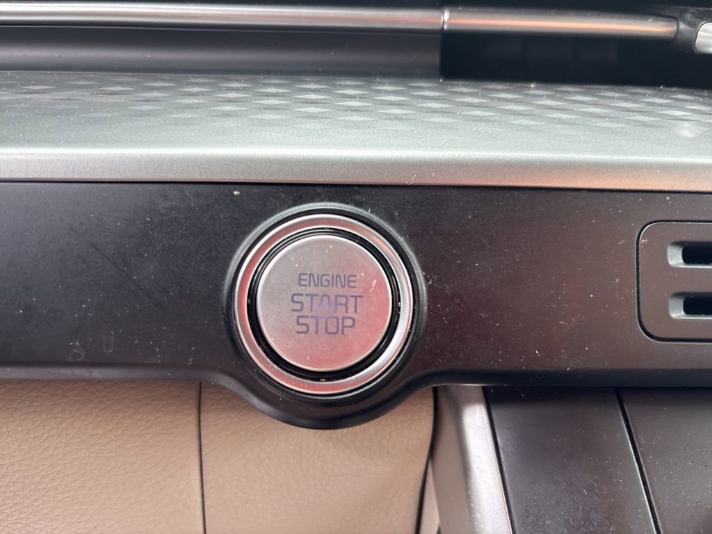 Used 2023 Kia Carnival LX FWD image 30