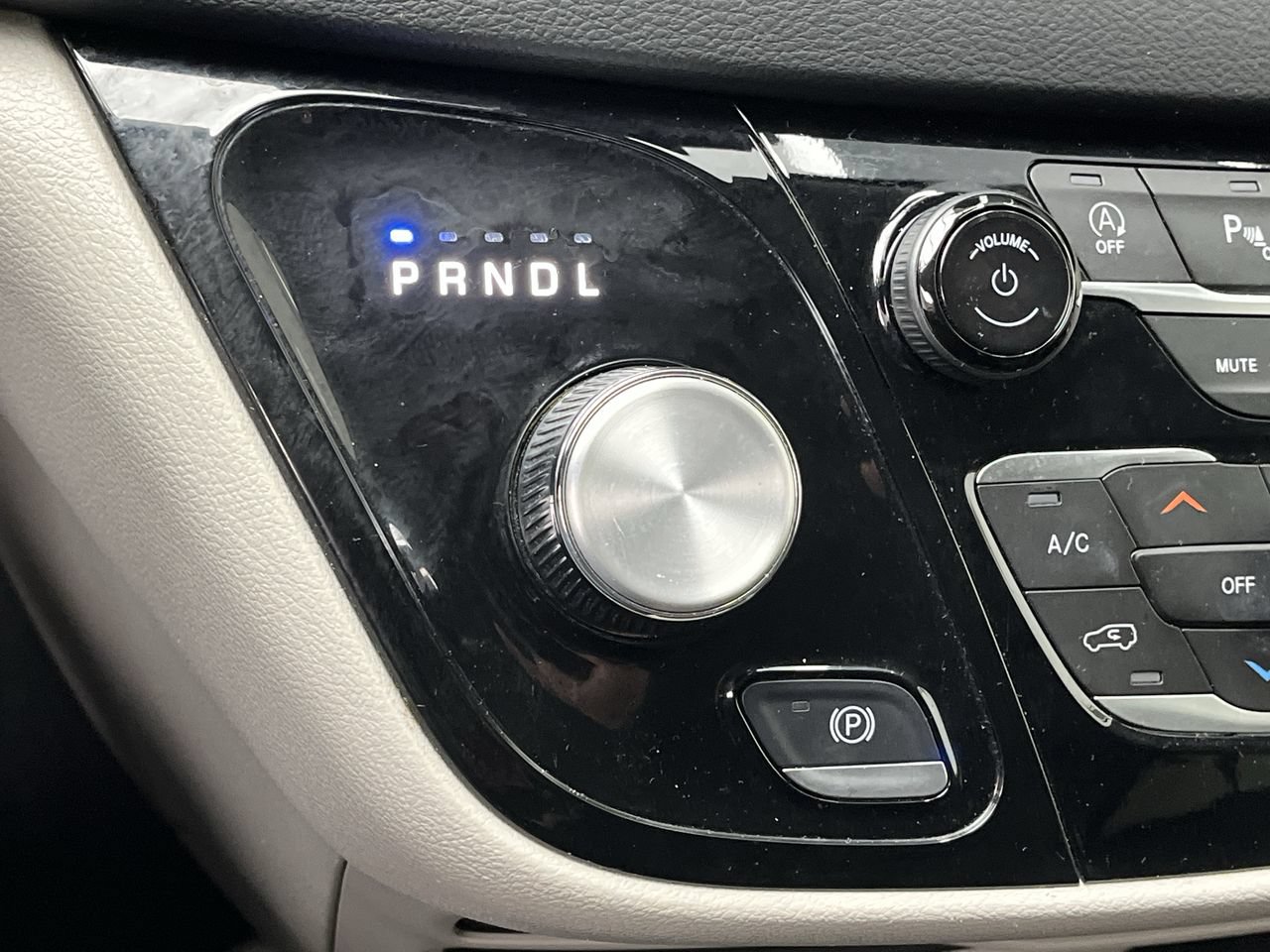 Used 2024 Chrysler Pacifica Touring-L FWD image 26