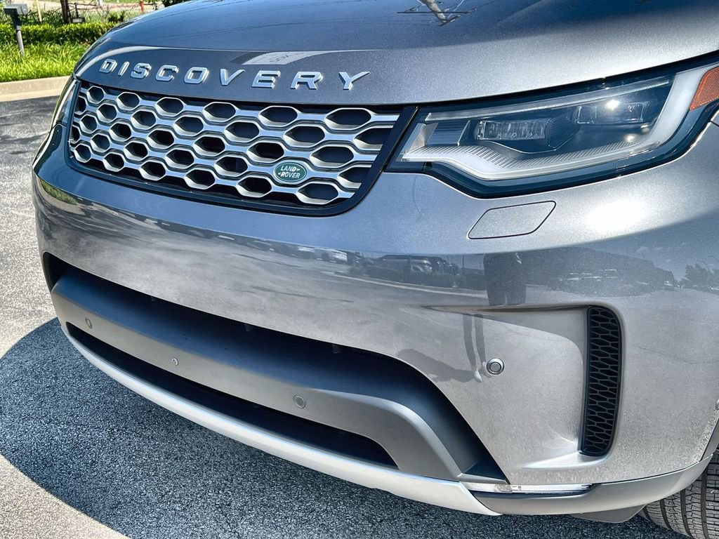 Used 2025 Land Rover Discovery S image 9