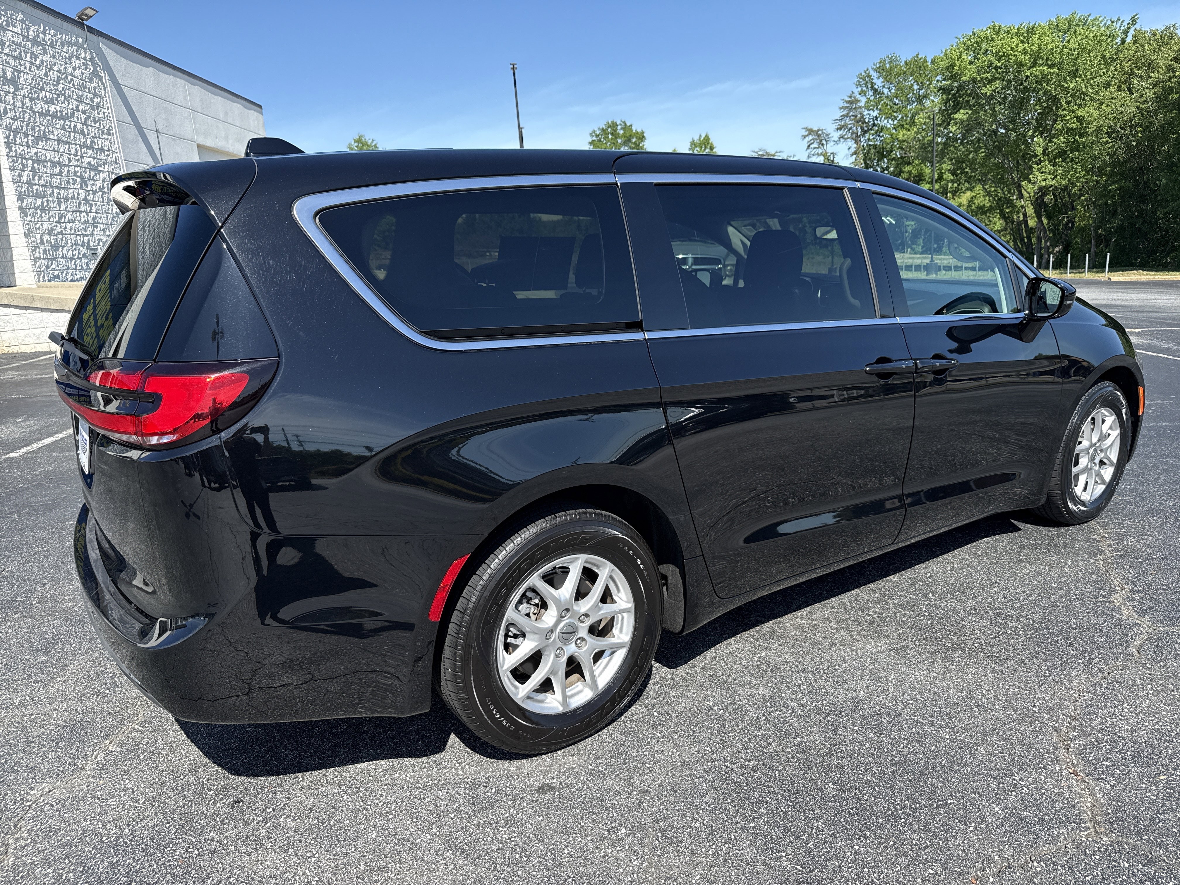 Used 2024 Chrysler Pacifica Touring-L FWD image 10