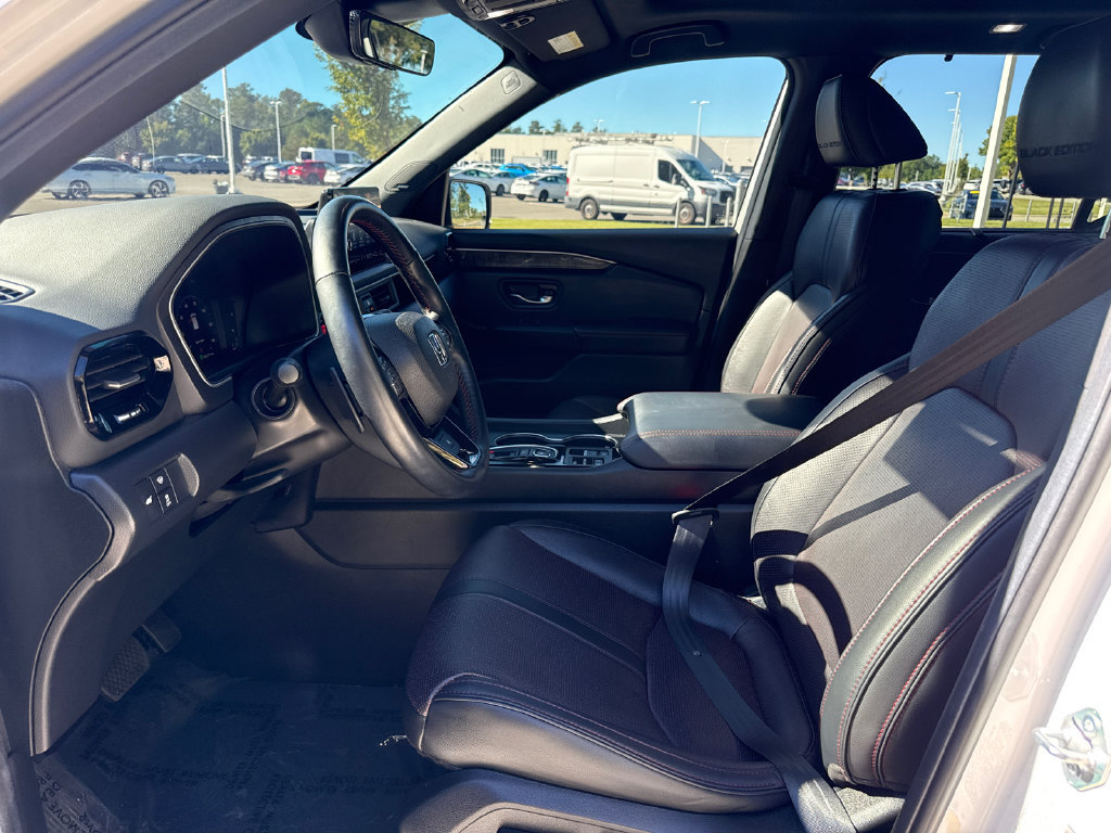 Certified 2025 Honda Pilot Black Edition image 13
