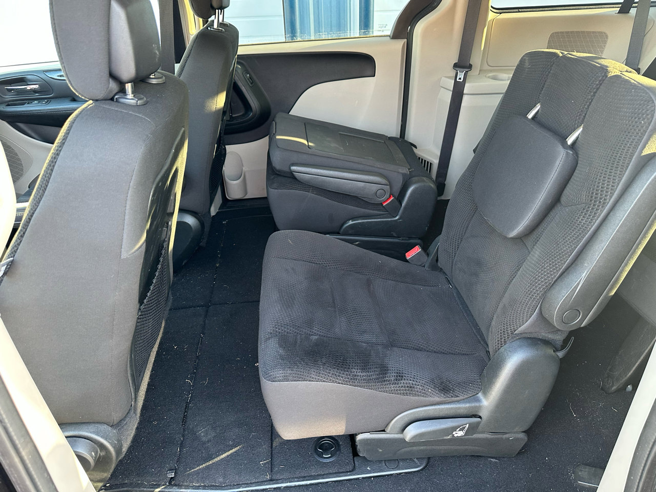 Used 2018 Dodge Grand Caravan SE w/ UConnect Hands-Free Group image 11