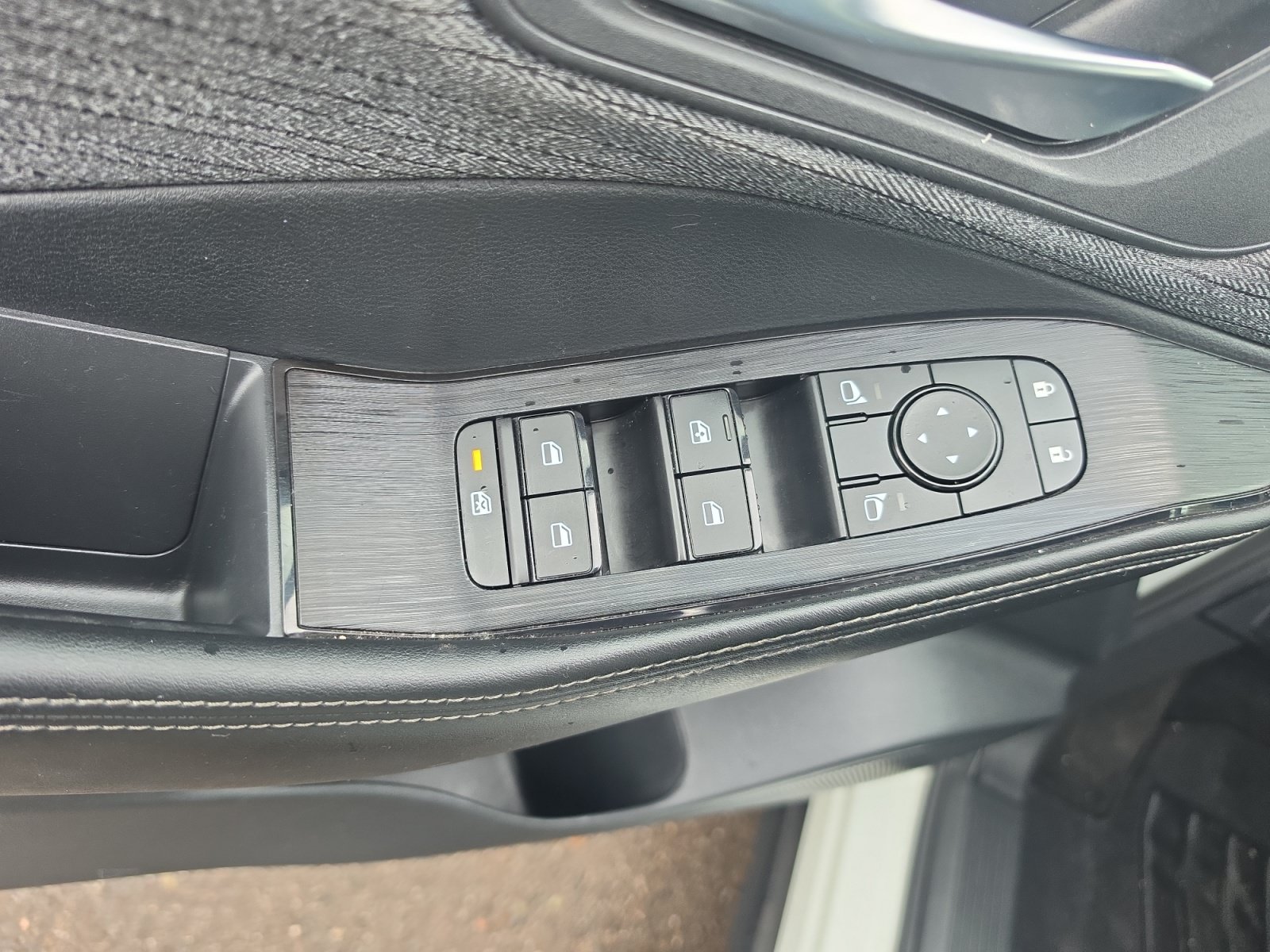 Used 2023 Nissan Rogue SV FWD image 11