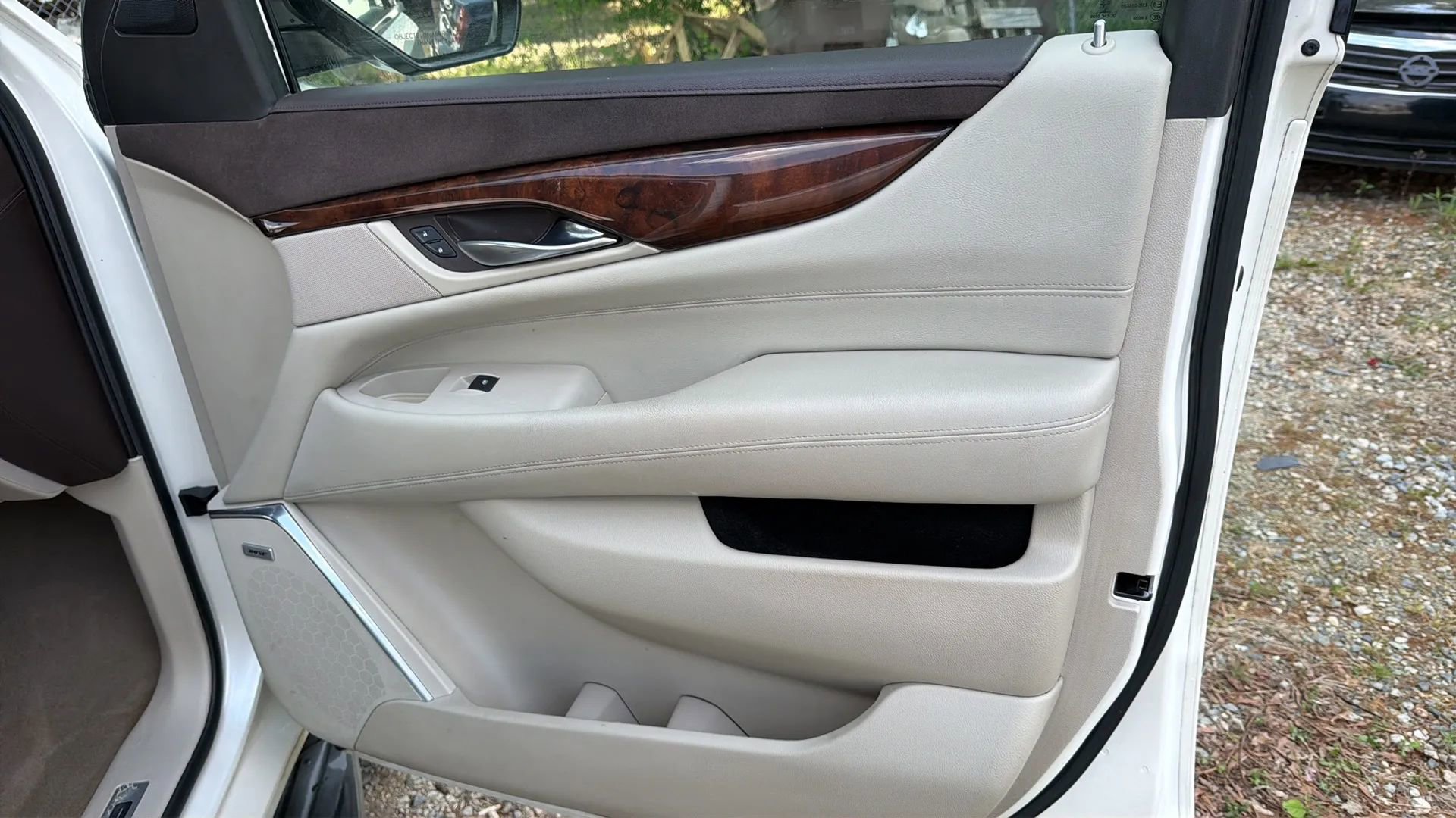 Used 2015 Cadillac Escalade ESV Luxury AWD/4WD image 41